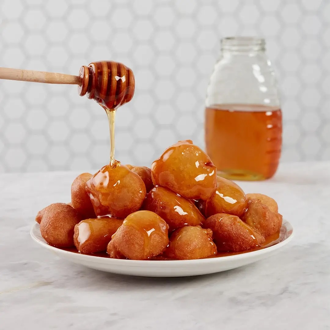 Loukoumades, gefrituurde Cypriotische deegballetjes in siroop
