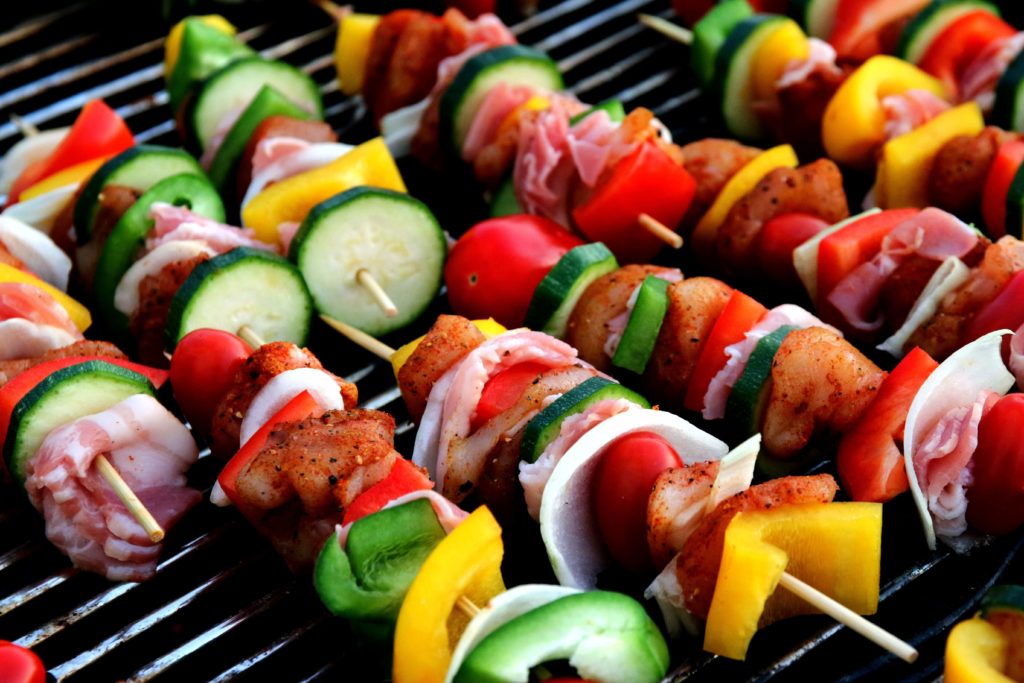 Gegrilde souvlaki spiesjes met groenten op de barbecue