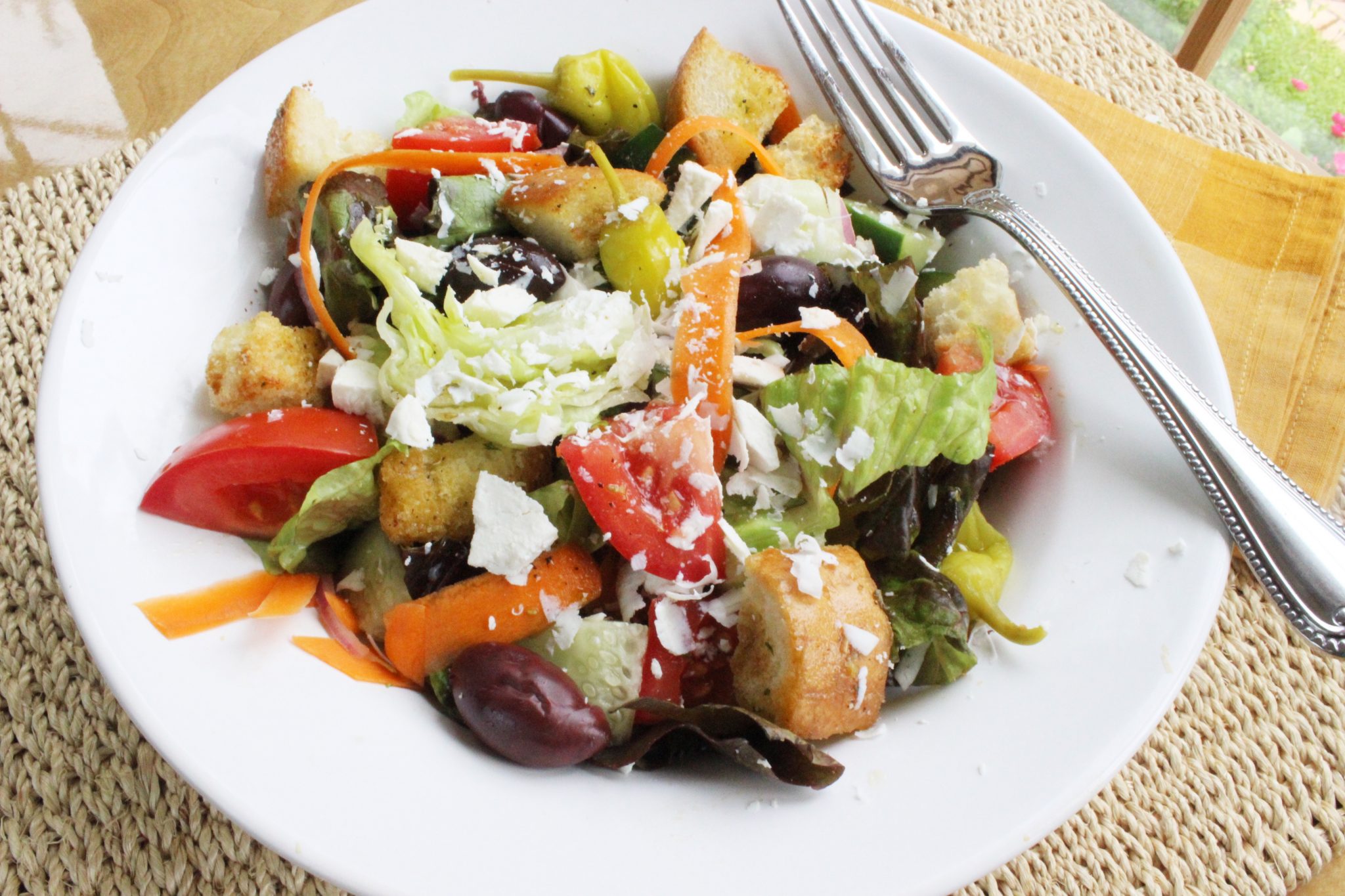 Frisse Capricciosa-salade met tomaat, olijven en kaas