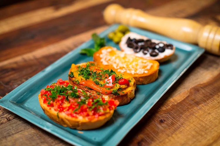 Bruschetta op een keramieken schaal